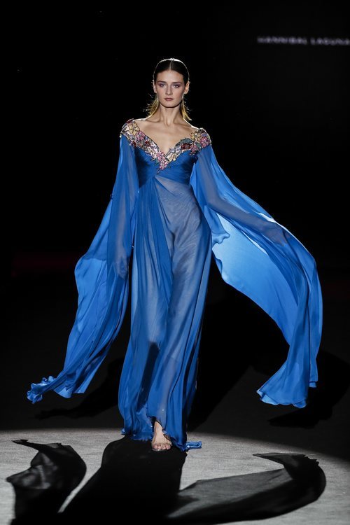 Vestido azul vaporoso de la colección otoño/invierno 2019/2020 de Hannibal Laguna