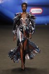 Vestido voluminoso con vuelos y abertura lateral de la colección otoño/invierno 2019 de Ana Locking