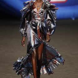 Vestido voluminoso con vuelos y abertura lateral de la colección otoño/invierno 2019 de Ana Locking