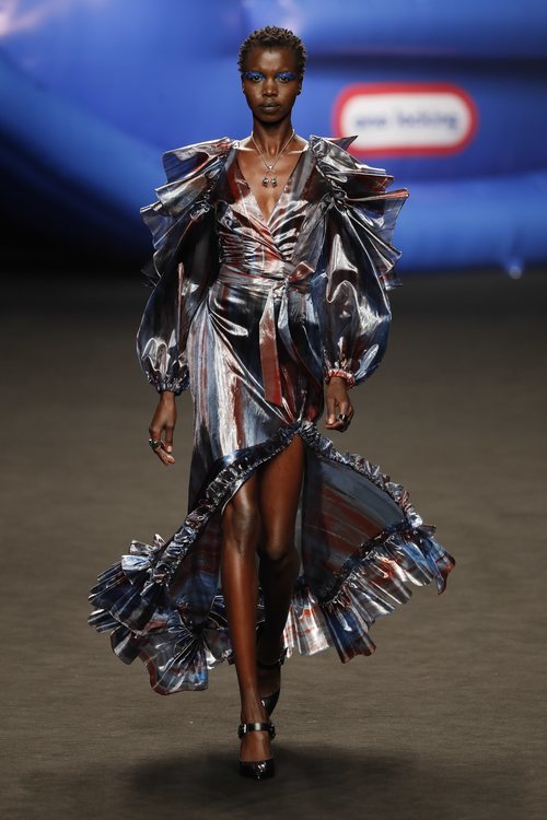 Vestido voluminoso con vuelos y abertura lateral de la colección otoño/invierno 2019 de Ana Locking
