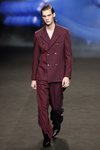 Traje de listas negras y granates de la colección otoño/invierno 2019 de Ana Locking