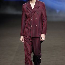 Traje de listas negras y granates de la colección otoño/invierno 2019 de Ana Locking
