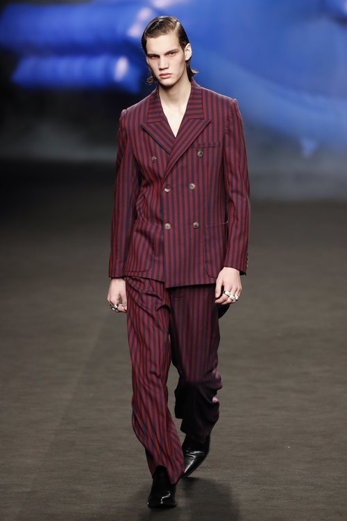 Traje de listas negras y granates de la colección otoño/invierno 2019 de Ana Locking