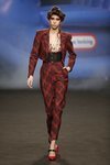 Traje de cuadros rojos y negros de inspiración torera de la colección otoño/invierno 2019 de Ana Locking