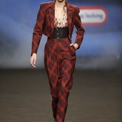Traje de cuadros rojos y negros de inspiración torera de la colección otoño/invierno 2019 de Ana Locking