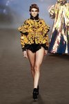 Bomber en tonos amarillos y negros con volantes y lentejuelas de la colección otoño/invierno 2019 de Ana Locking