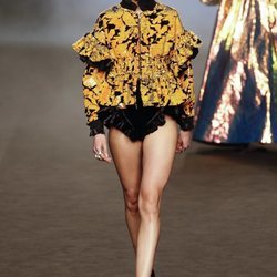 Bomber en tonos amarillos y negros con volantes y lentejuelas de la colección otoño/invierno 2019 de Ana Locking