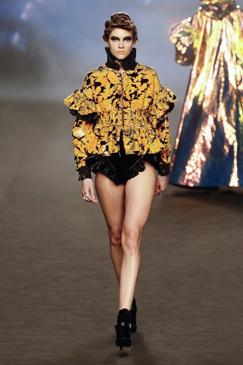 Bomber en tonos amarillos y negros con volantes y lentejuelas de la colección otoño/invierno 2019 de Ana Locking