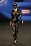 Body con transparencias de rejilla y pantalón corsé de la colección otoño/invierno 2019 de Ana Locking