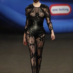 Body con transparencias de rejilla y pantalón corsé de la colección otoño/invierno 2019 de Ana Locking