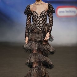 Vestido largo con escote corazón y volantes de la colección otoño/invierno 2019 de Ana Locking