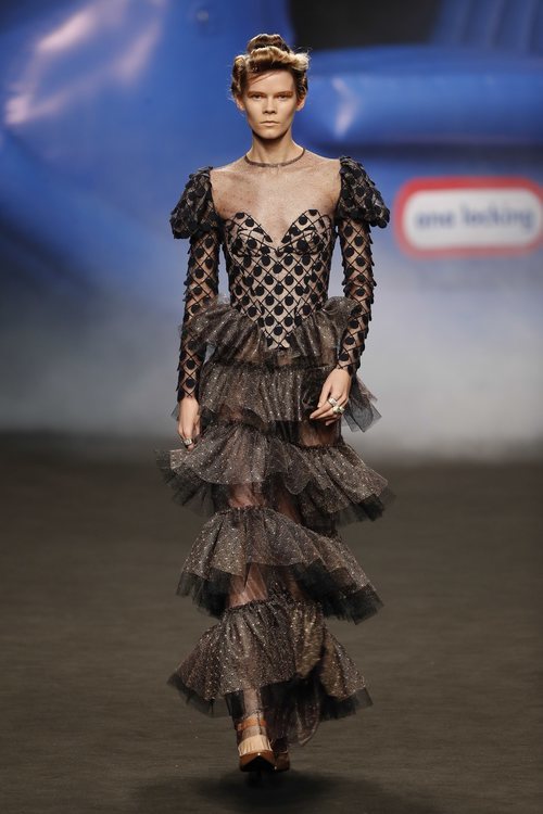 Vestido largo con escote corazón y volantes de la colección otoño/invierno 2019 de Ana Locking
