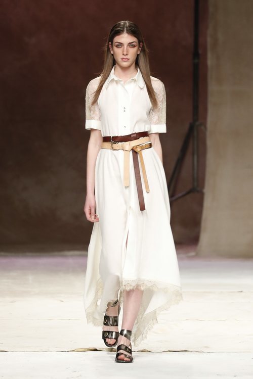 Vestido blanco de la colección primavera/verano 2019 de Roberto Verino