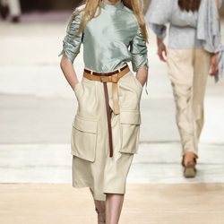 Falda de cuero de la colección primavera/verano 2019 de Roberto Verino