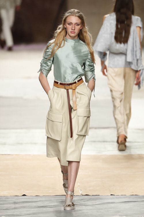 Falda de cuero de la colección primavera/verano 2019 de Roberto Verino