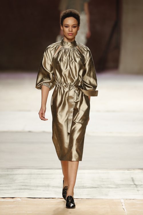 Vestido satinado de la colección primavera/verano 2019 de Roberto Verino