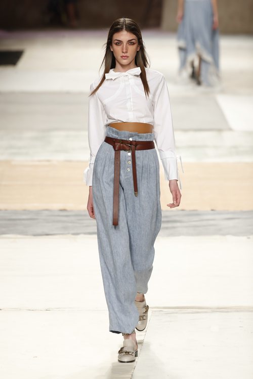 Camisa cropped de la colección primavera/verano 2019 de Roberto Verino