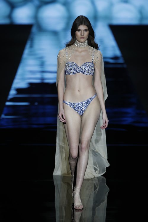 Bikini con capa transparente de la colección primavera/verano 2019 de Andrés Sardá