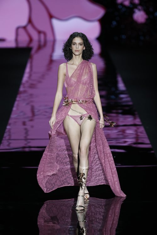 Vestido transparente de la colección primavera/verano 2019 de Andrés Sardá