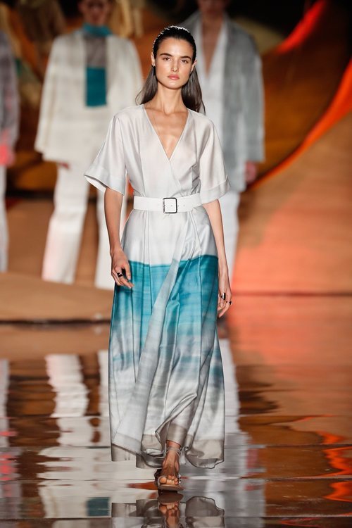Vestido fluido blanco y azul de la colección primavera/verano 2019 de Pedro del Hierro