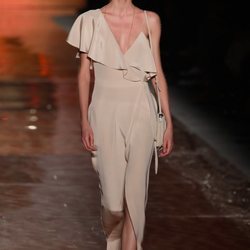 Mono fluido de tonalidad nude de la colección primavera/verano 2019 de Pedro del Hierro