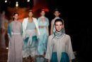 Modelos con diseños azules y blancos de la colección primavera/verano 2019 de Pedro del Hierro