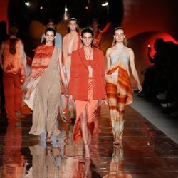 Diseños anaranjados y marrones de la colección primavera/verano 2019 de Pedro del Hierro