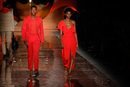 Vestido y traje rojos de la colección primavera/verano 2019 de Pedro del Hierro