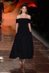 Vestido negro con el escote en palabra de honor de la colección primavera/verano 2019 de Pedro del Hierro