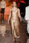 Vestido dorado fluido de la colección primavera/verano 2019 de Pedro del Hierro