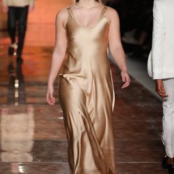 Vestido dorado fluido de la colección primavera/verano 2019 de Pedro del Hierro