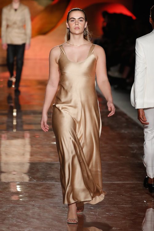 Vestido dorado fluido de la colección primavera/verano 2019 de Pedro del Hierro