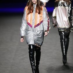 Abrigo plateado de la colección otoño/invierno 2019 de Custo Barcelona