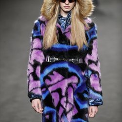 Abrigo de estampado psicodélico de la colección otoño/invierno 2019 de Custo Barcelona