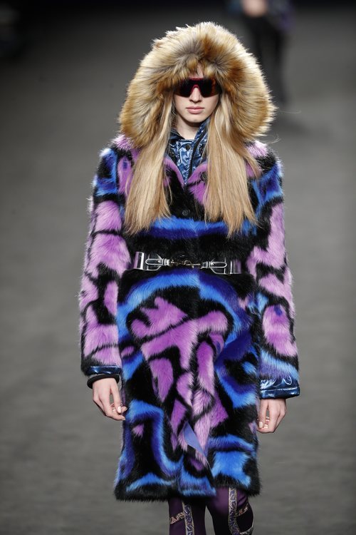 Abrigo de estampado psicodélico de la colección otoño/invierno 2019 de Custo Barcelona
