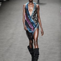 Vestido desigual de la colección otoño/invierno 2019 de Custo Barcelona