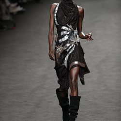 Vestido de pedrería de la colección otoño/invierno 2019 de Custo Barcelona