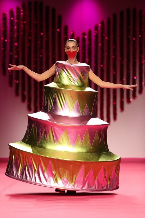 Vestido piramidal de la colección otoño/invierno 2019-2020 de Ágatha Ruiz de la Prada