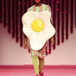 Detalle en forma de huevo frito de la colección otoño/invierno 2019-2020 de Ágatha Ruiz de la Prada
