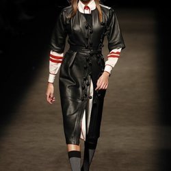 Gabardina de cuero de la colección otoño/invierno 2019/2020 de Juan Vidal
