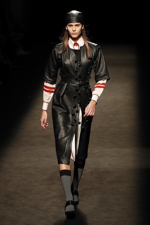 Gabardina de cuero de la colección otoño/invierno 2019/2020 de Juan Vidal