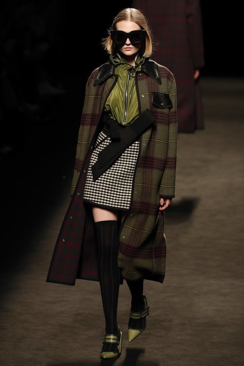 Abrigo estampado de la colección otoño/invierno 2019/2020 de Juan Vidal