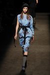 Vestido azul de la colección otoño/invierno 2019/2020 de Juan Vidal
