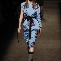 Vestido azul de la colección otoño/invierno 2019/2020 de Juan Vidal