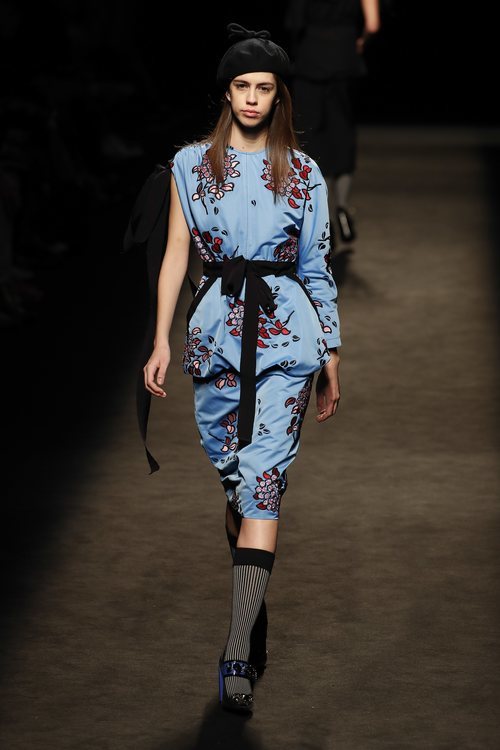 Vestido azul de la colección otoño/invierno 2019/2020 de Juan Vidal
