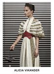 Alicia Vikander con un vestido de estampados fluido posando para el lookbook Pre-Fall 2019 de Louis Vuitton
