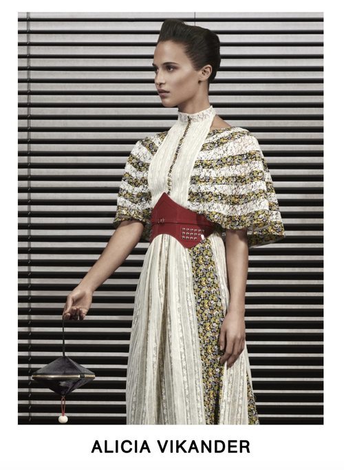 Alicia Vikander con un vestido de estampados fluido posando para el lookbook Pre-Fall 2019 de Louis Vuitton