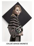 Chlöe Moretz con un vestido estampado posando para el lookbook Pre-Fall 2019 de Louis Vuitton