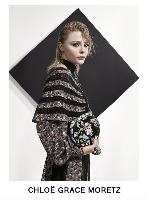 Chlöe Moretz con un vestido estampado posando para el lookbook Pre-Fall 2019 de Louis Vuitton