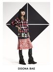 Doona Bae con un jersey oversize a cuadros posando para el lookbook Pre-Fall 2019 de Louis Vuitton